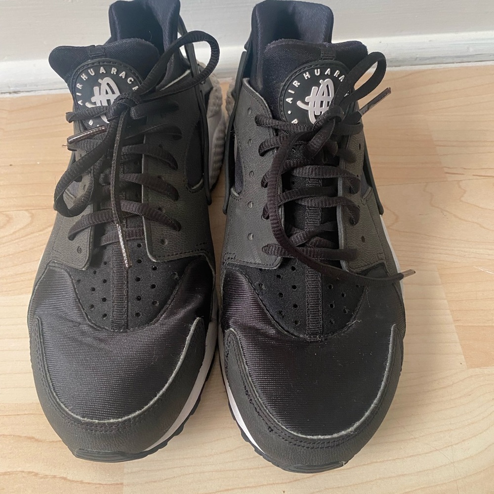 Nike Air Huarache Black Women’s Shoes Size 9